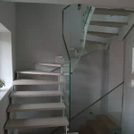 Drewno czy metal? balustrady z drewnianym pochwytem, które łączą ciepło z bezpieczeństwem